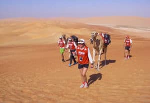 L'équipe de Karine Baillet lors de l'épreuve avec un chameau dans le désert à Aboudhabi